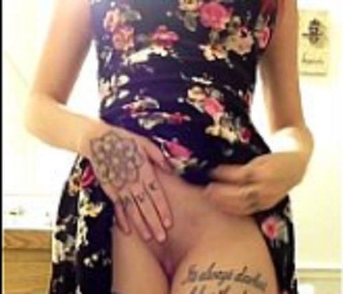 Tatuada mostrando a buceta raspadinha e a bunda bonita
