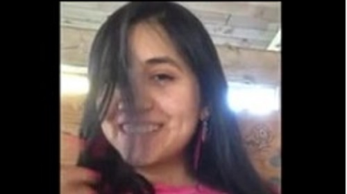 Morena peituda batendo siririca em vídeo caseiro