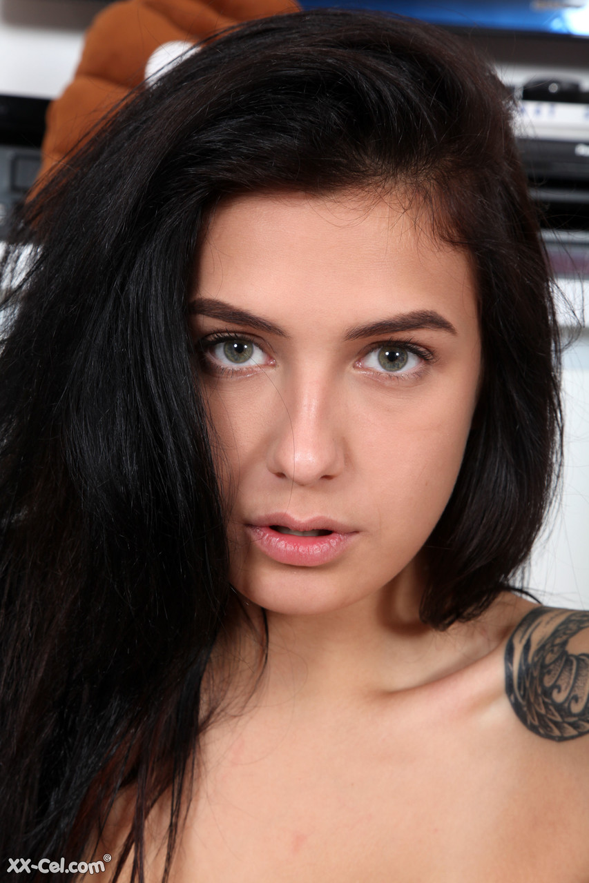 Fotos sensuais de mulher peituda tatuada